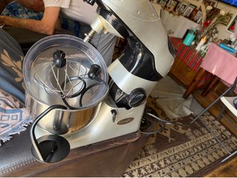 Stand mixer in excellent condition  with 3 attachment  by cooks