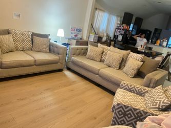 Selling living room set