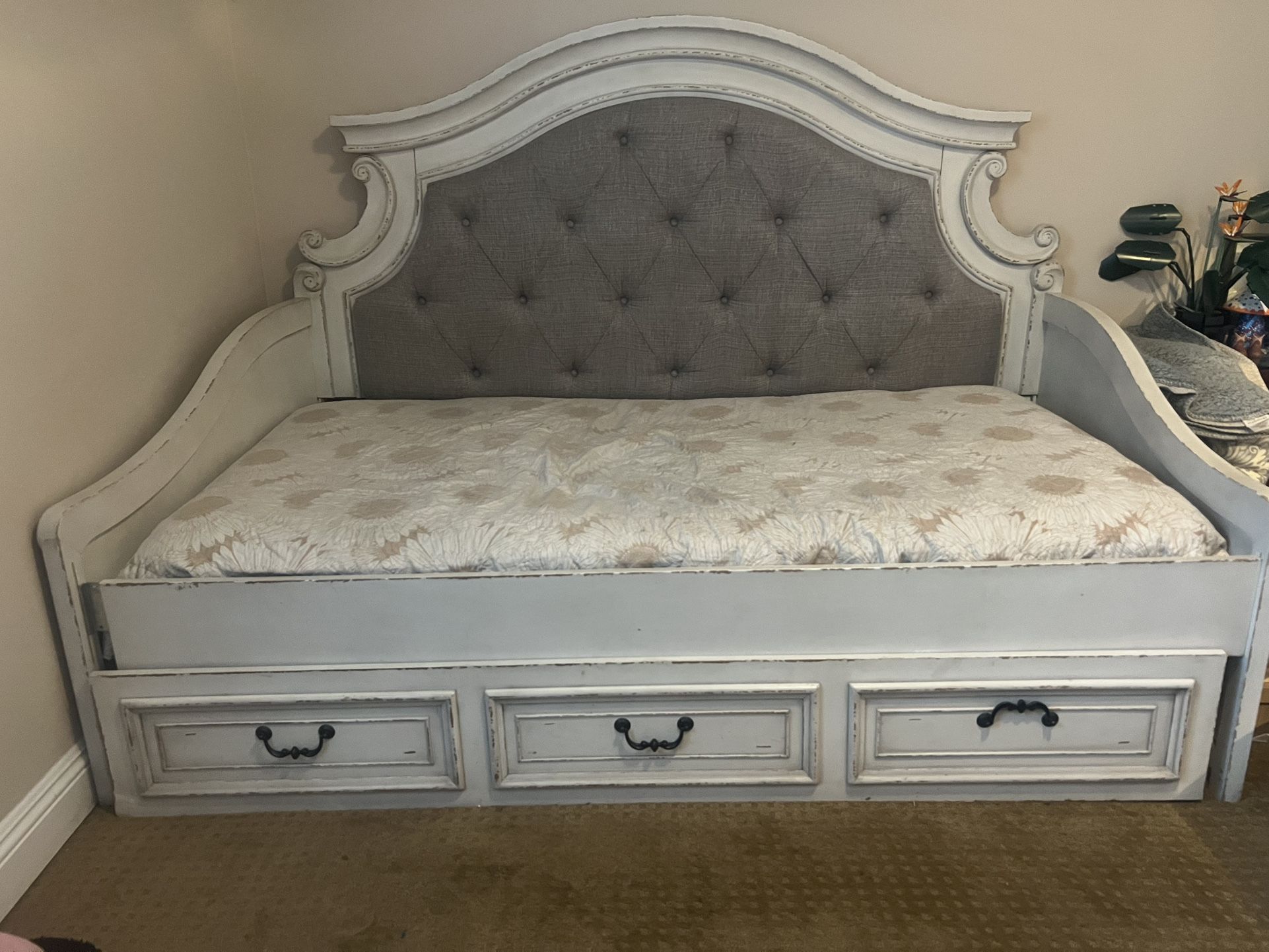 Realyn Twin Daybed with 1 Large Storage Drawer