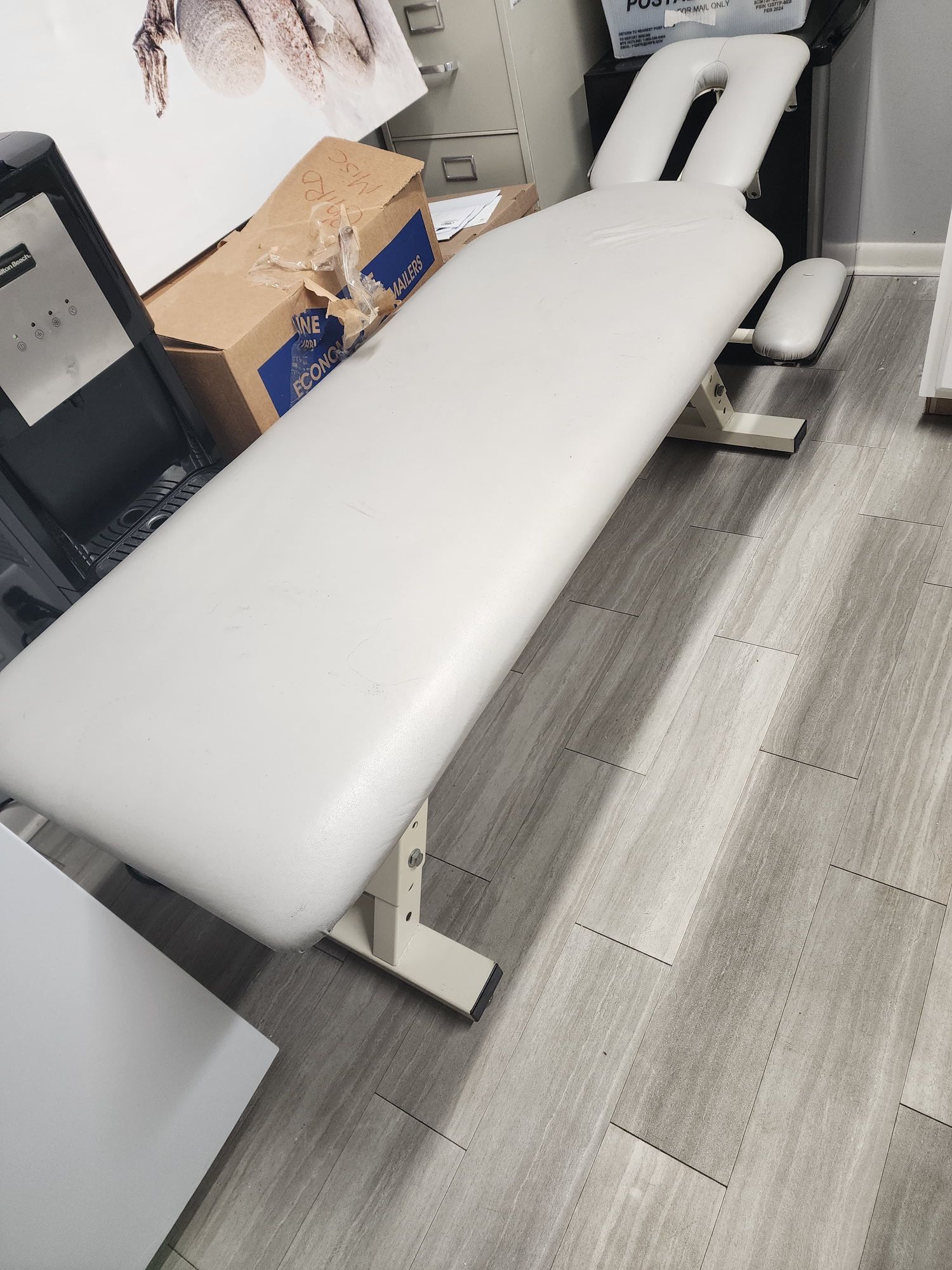 Chiropractor Bed Like New ***MUST PICK UP!**^