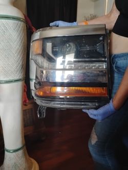 Chevy Silverado front right head light assembly