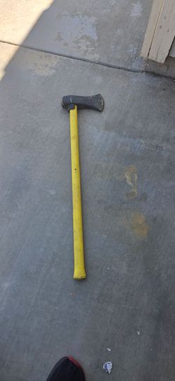 Wood splitting axe