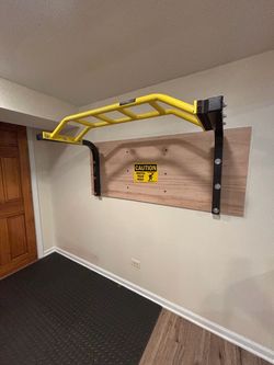 Pull up Bar: Mounted multigrip with TRX