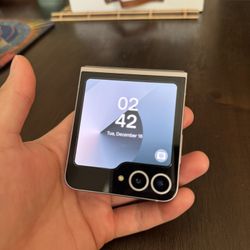 Samsung Galaxy Z Flip 6 – 256GB Unlocked (Silver Shadow)