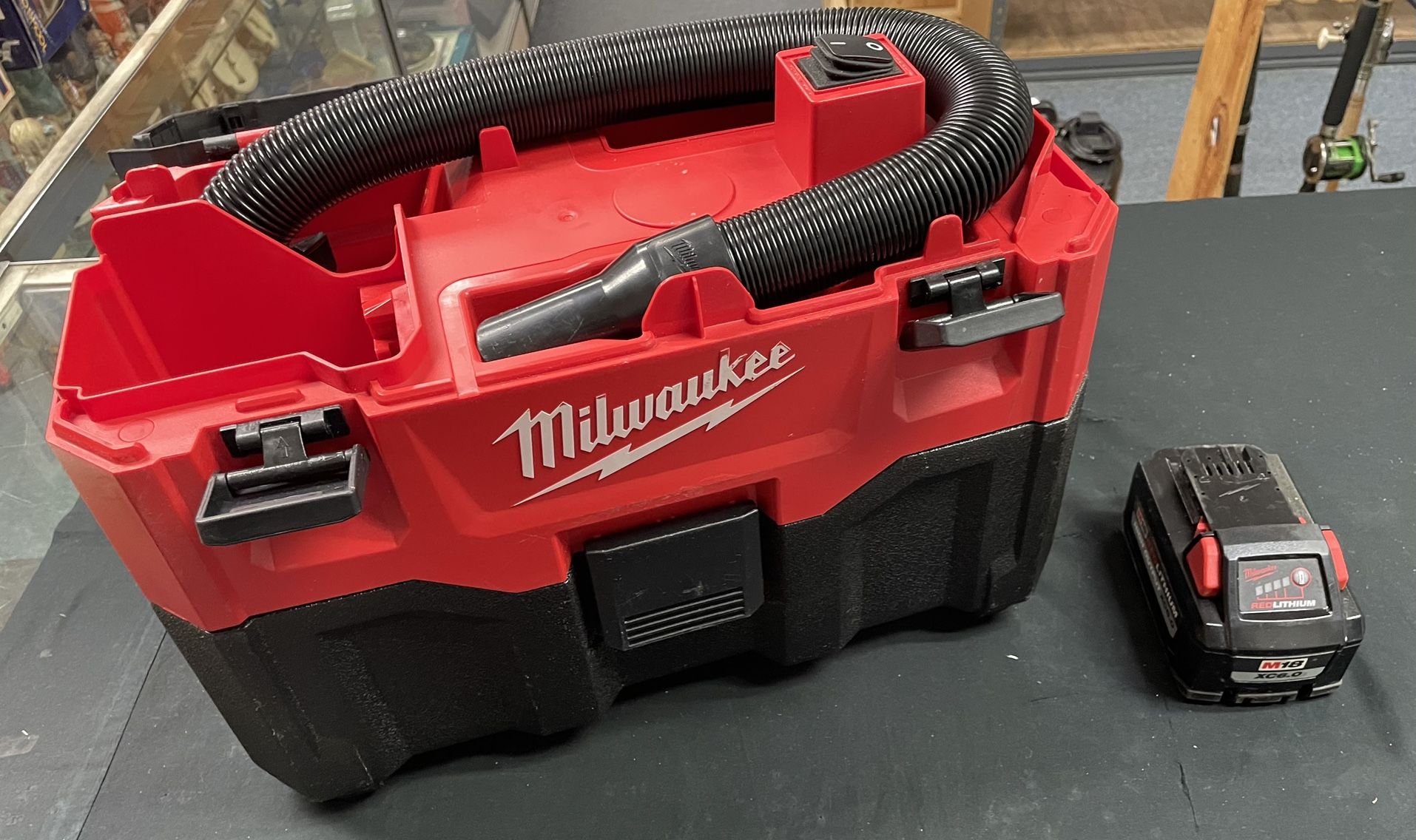 Milwaukee 18V 2 Gallon Wet/Dry Vacuum w/6Ah Battery Only
