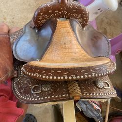 Saddle 