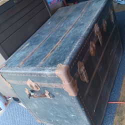 Old Steemer Trunk $20