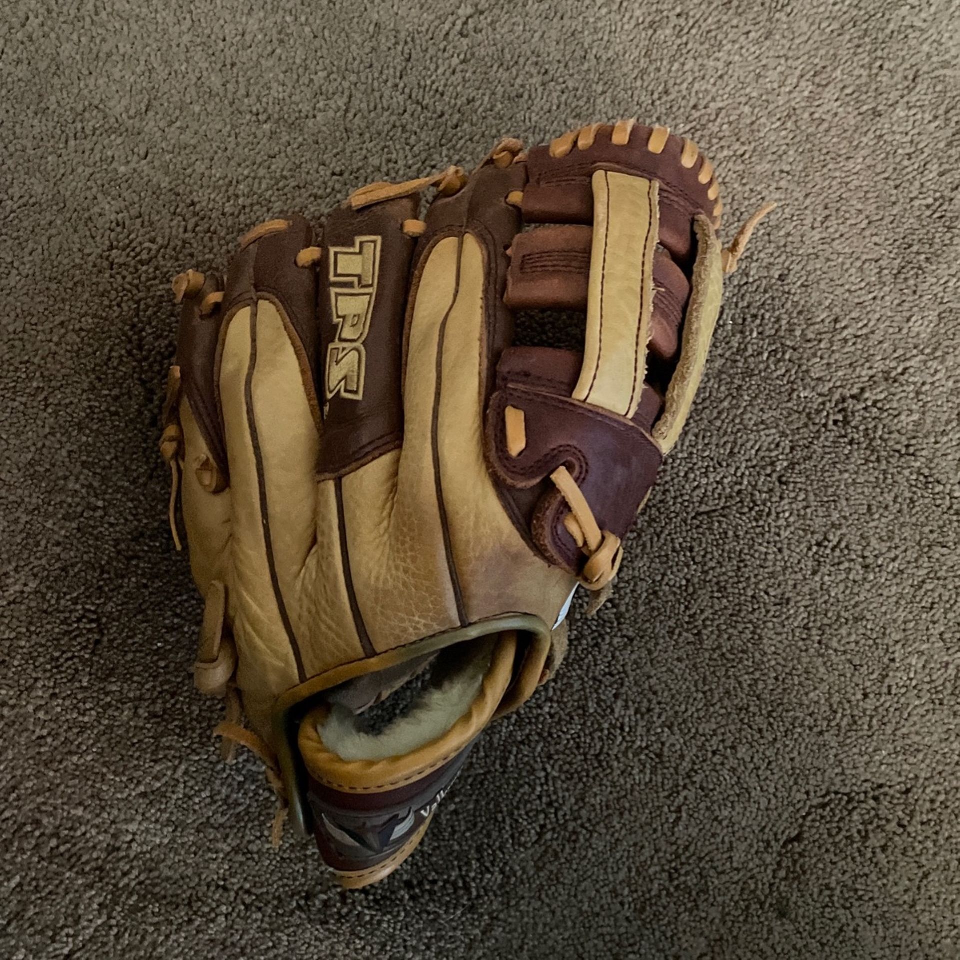 Valkyrie Louisville Slugger Glove, Lefthand