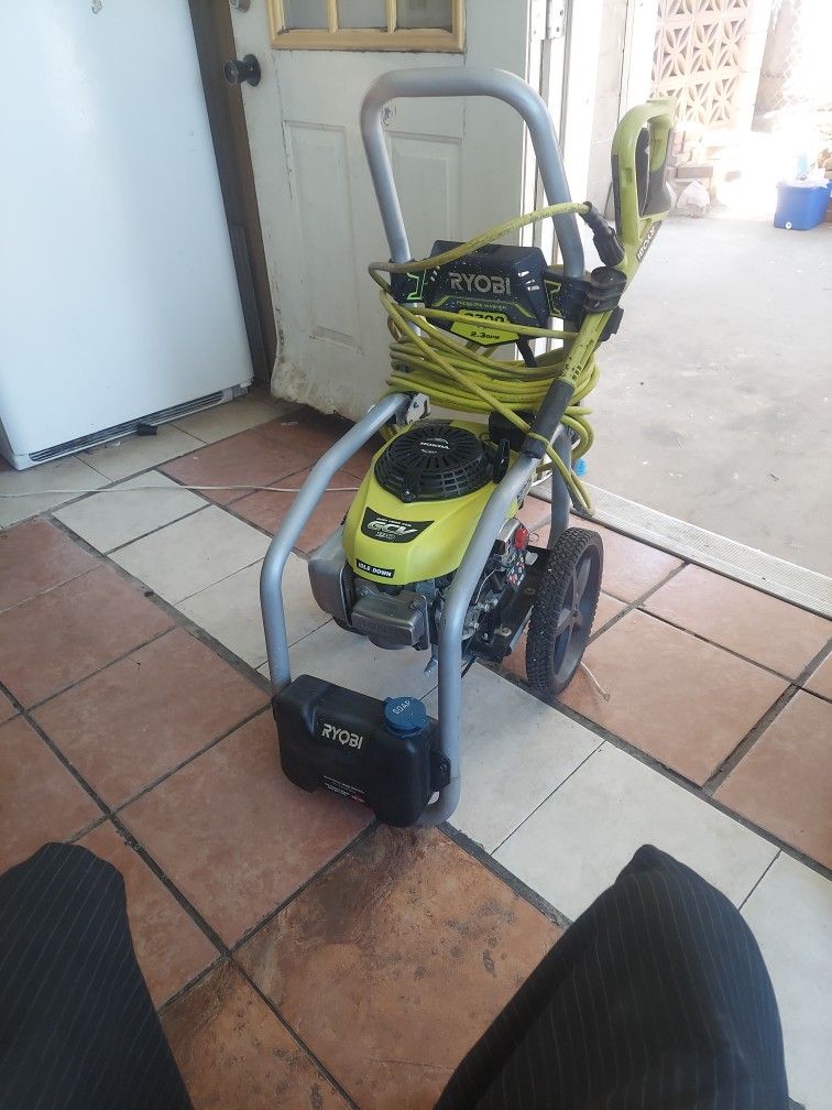 RYOBI 3300 PSI PRESSURE WASHER W/ HONDA MOTOR