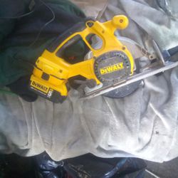 DeWalt Circular Saw With;5 Ah Battery 