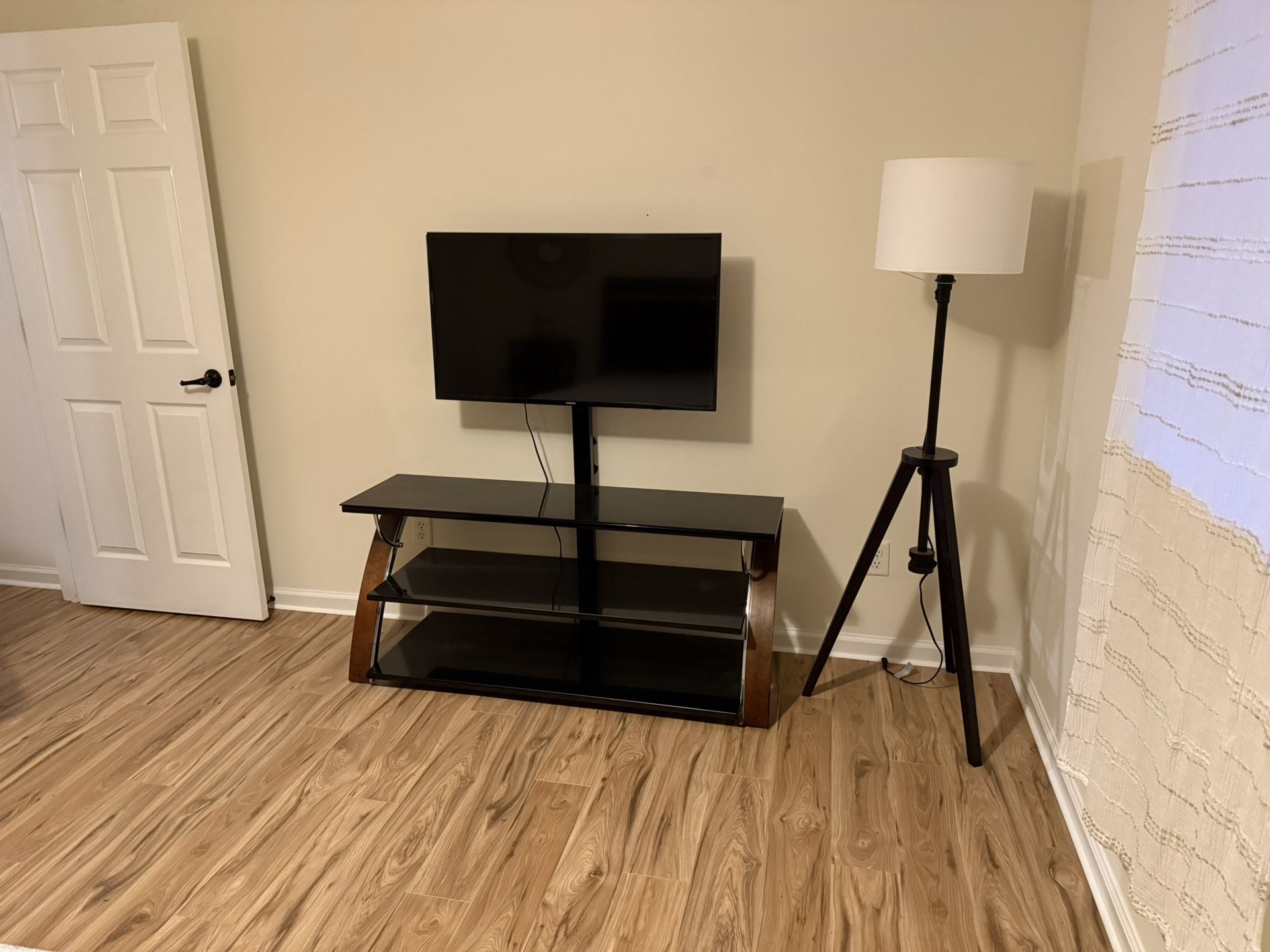40 Inch Samsung Tv With Stand + lamp