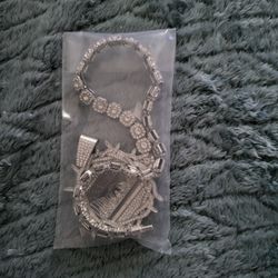 I have Supper Pendant Necklace A Classic Cuban  Band New