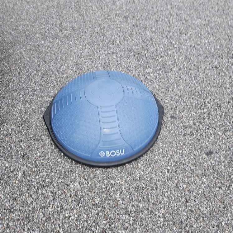 ORIGINAL BOSU BALL TRAINER... LIKE NEW