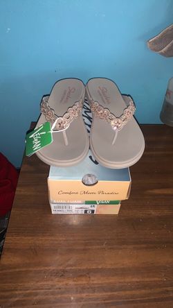 Woman’s Skechers Luxe foam sandals (size 6)