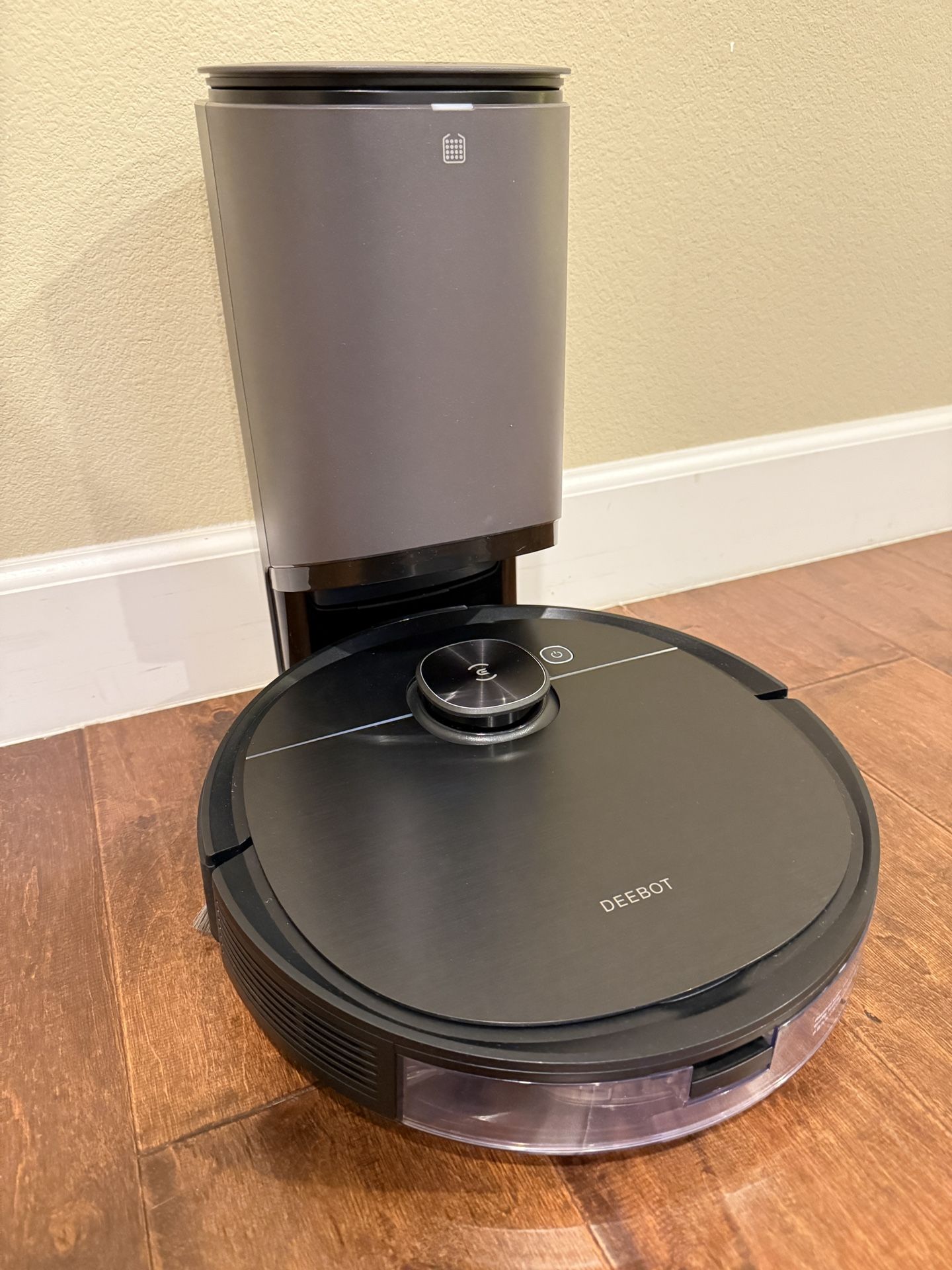 ECOVACAS Deebot T8 AIVI + Robot Vacuum