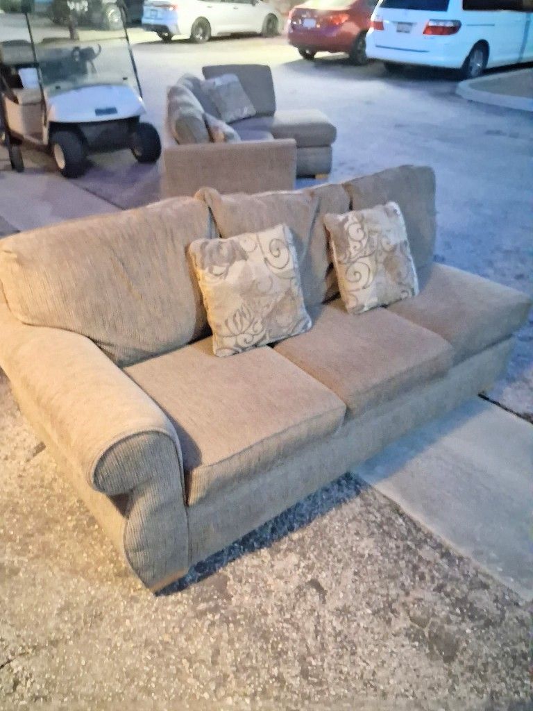 NICE SECTIONAL COUCHES NEED TO GO.