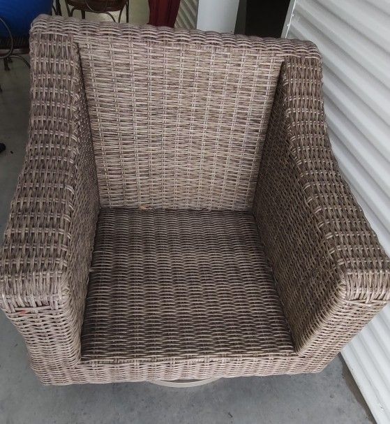 Faux Rattan Patio Swivel/Rocker