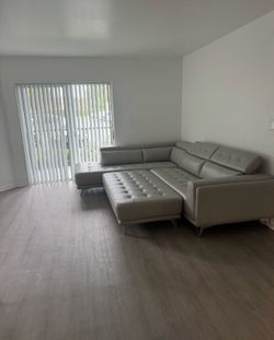 Sectional sofa with modular ottoman