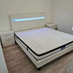 King Size Bed And 2 Nightstands - Cama Tamaño King Y 2 Mesitas De Noche 
