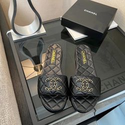 🖤 Designer Chanel Quilted Sandals .Size 9.10.11 🖤