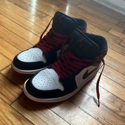 Jordan 1 Mid Gym Red W Black Toe