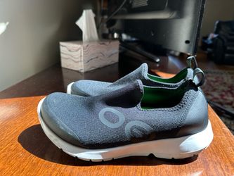 OOFOS Slip-On Tennis Shoe size 8 with arch support