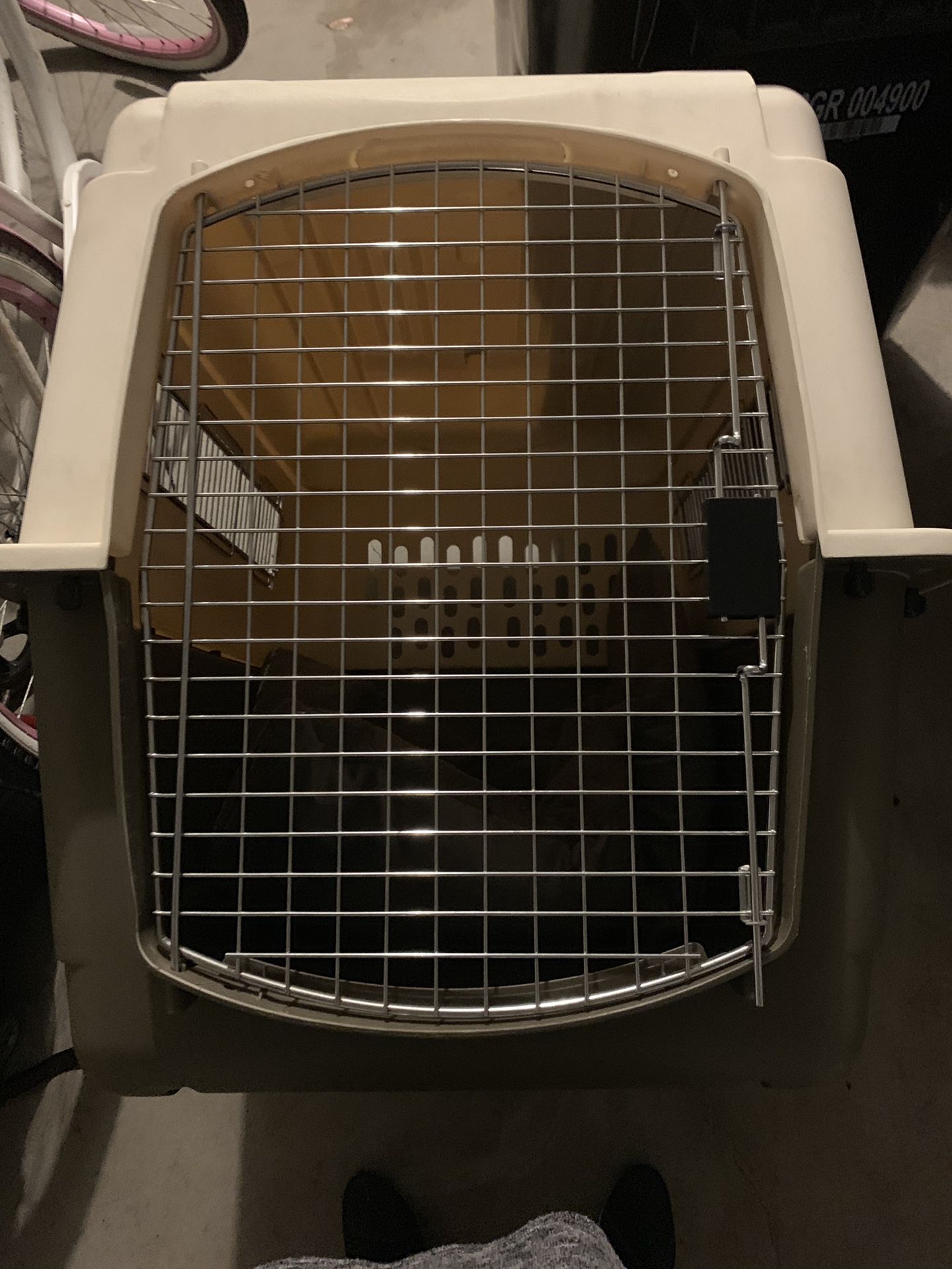 Petmate ultra dog cage large, sitting in my garage, no use for it!!