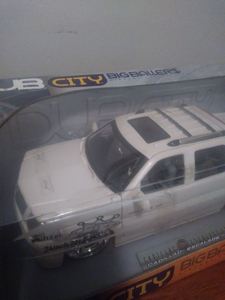 1:18 Jada Toys (Dub City) Cadillac Escalade EXT for Sale in