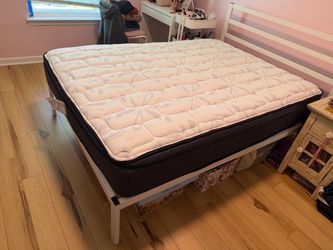 Full Sized White Metal BEDFRAME