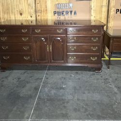 Dresser & Night Stands 