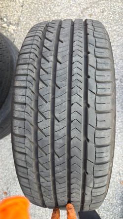 225/50-17 Goodyear tire 🛞 $20