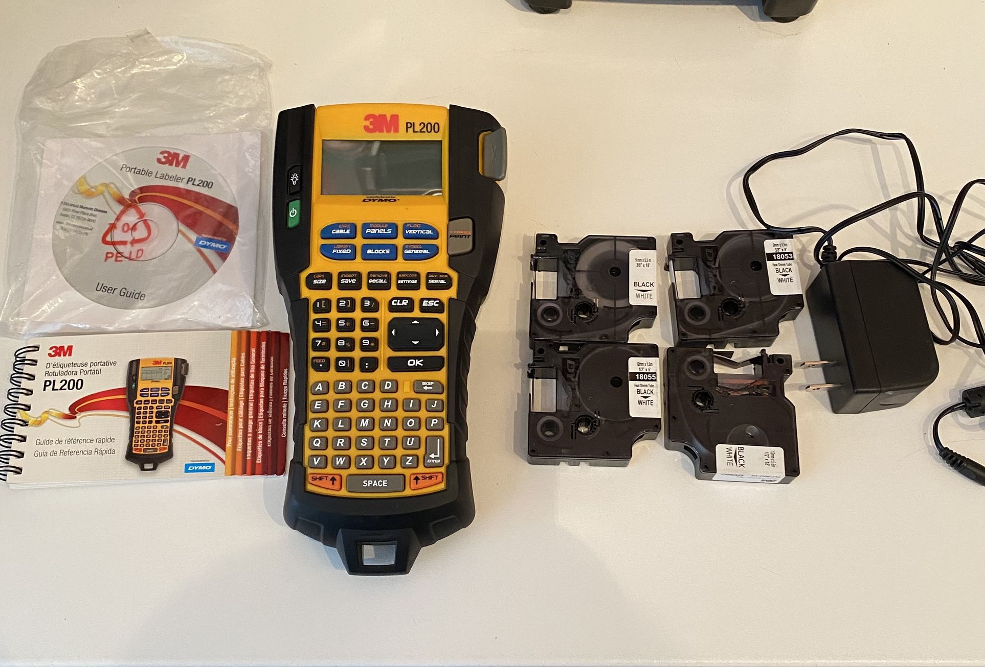 3M Dymo PL200 Portable Label Maker with Hard Case and User Guide And Some Labels.
