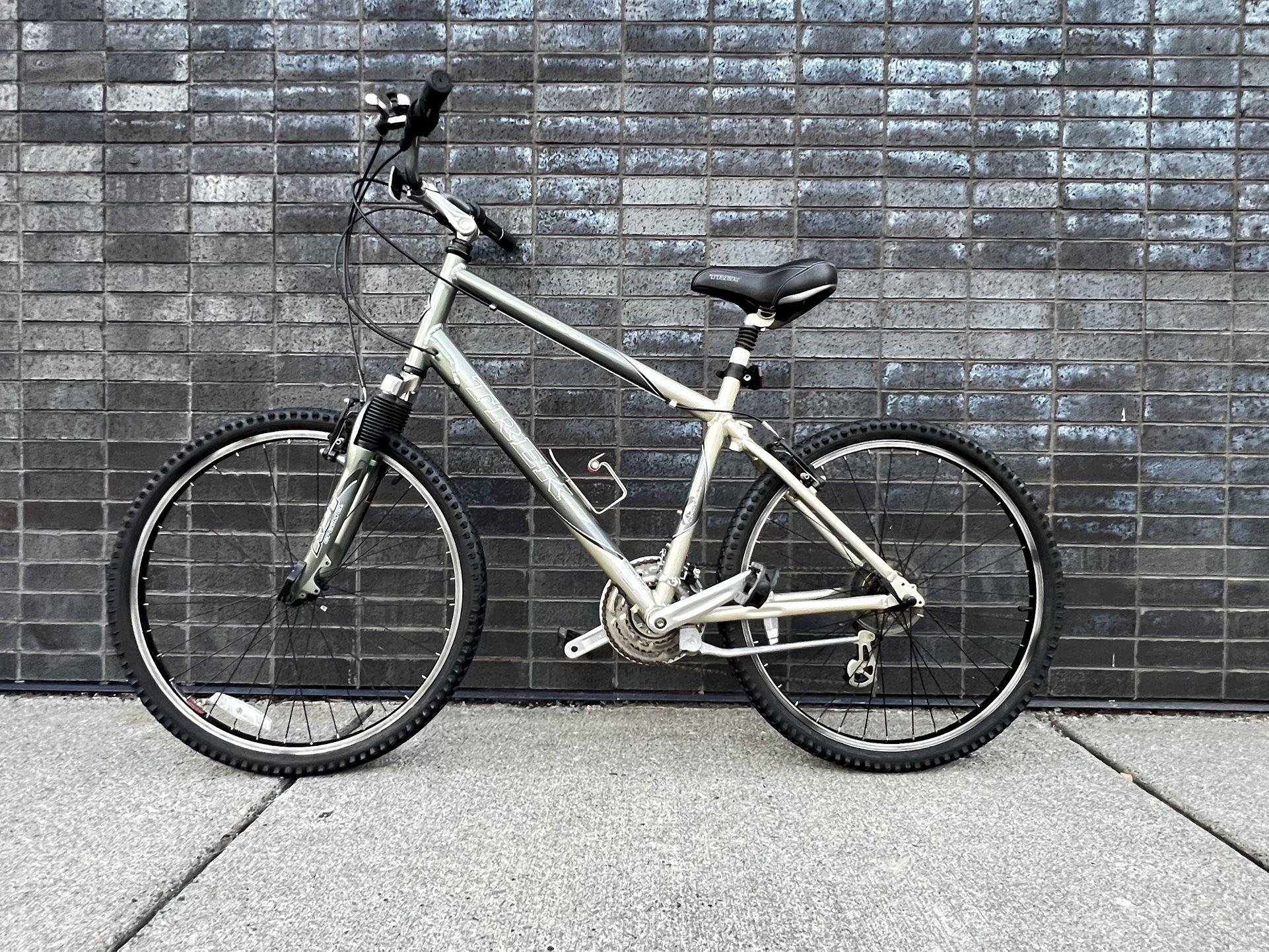 Trek Navigator 200 Hybrid Bike / 26” 21-Speed / Full Suspension / 18.5” Aluminum Frame / Bontrager Tire / Near New & Ready to Ride 