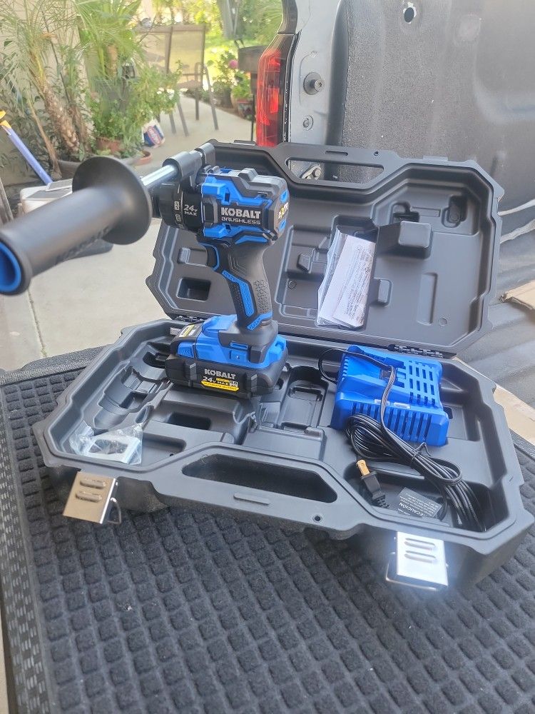 KOBALT XTR 24-VOLT 1/2-IN KEYLESS BRUSHLESS CORDLESS DRILL 1-BATTERY AND CHARGER INCLUDED AND HARD CASE