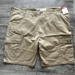 NEW MENS CARGO WRANGLER SHORTS SIZE 48