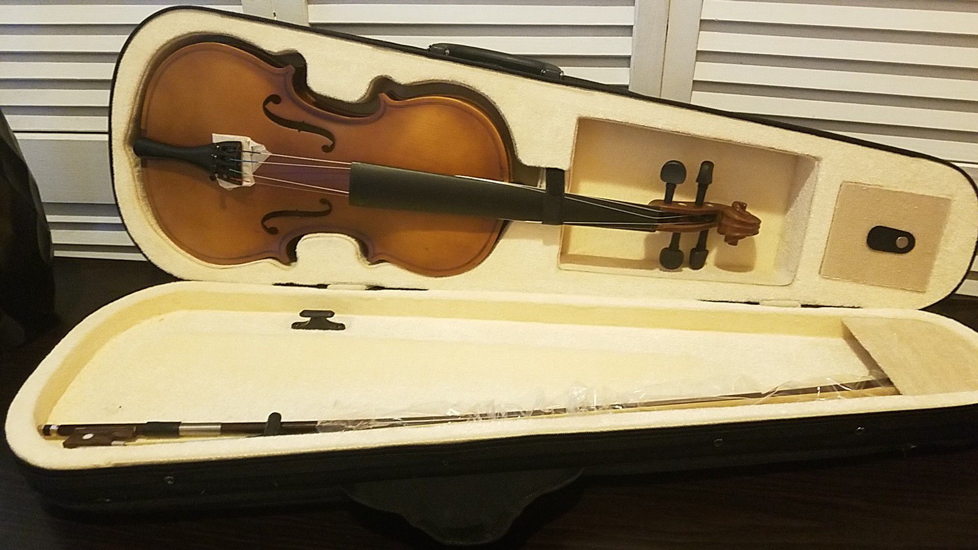 2 New violins, never used 4/4 both. Essential Elements 2000 for strings book included