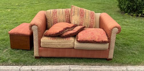 Free couch curb alert in Ridge