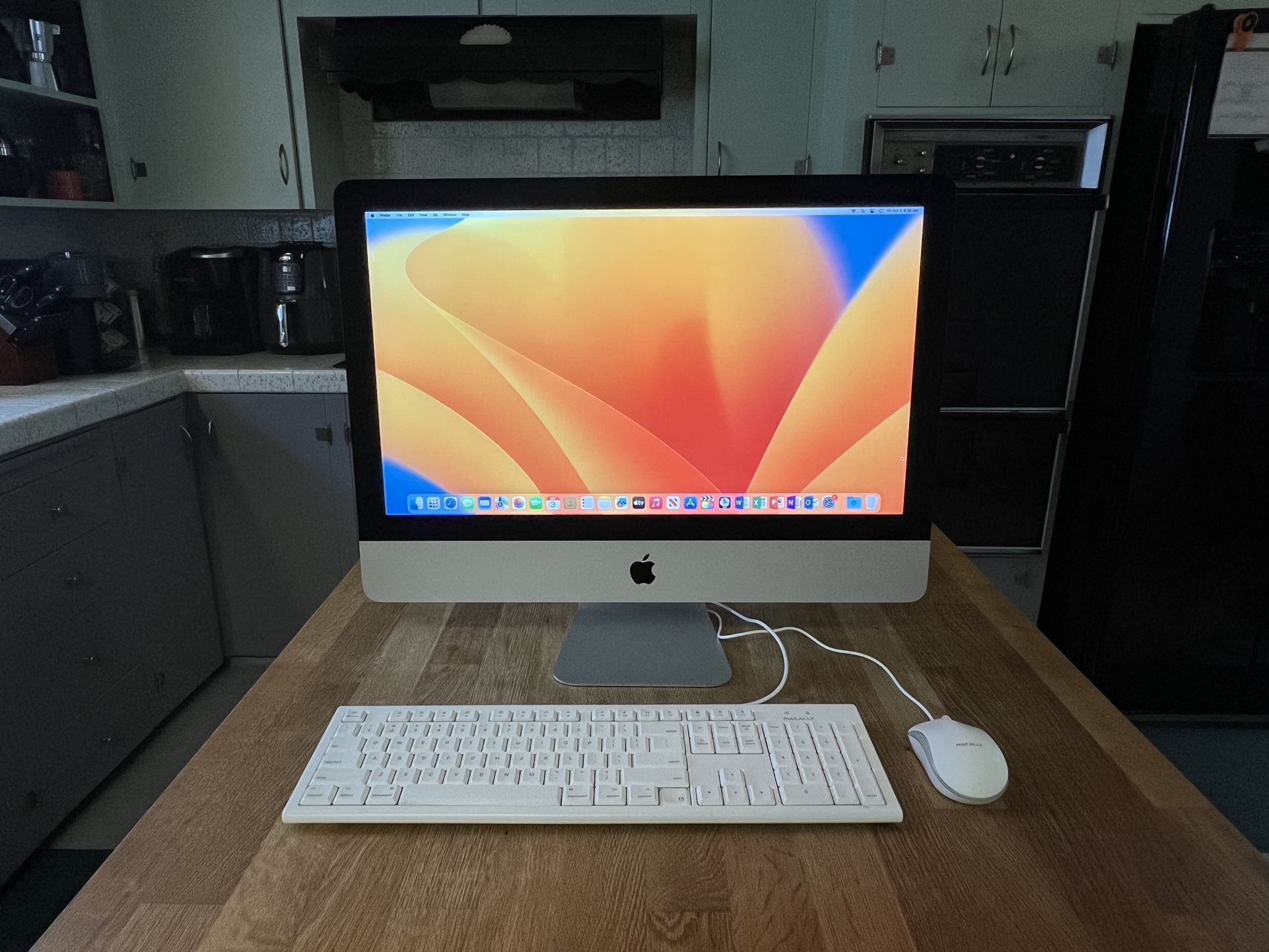 Apple iMac 21.5 Inch Retina 4K - Intel i5 Quad-Core / 16GB Memory / 1TB Hard Drive / Final Cut Pro, Logic Pro + MS Office / OS Ventura