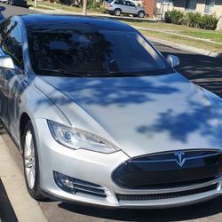 2013 Tesla Model S( Parts Only)