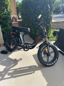 Adventor Fat Tire Electric Bike / Moped Style E-Bike – Charger Included. OBO