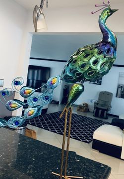 Beautiful large outdoor 3-D metal peacock statue garden/deck/patio/pool