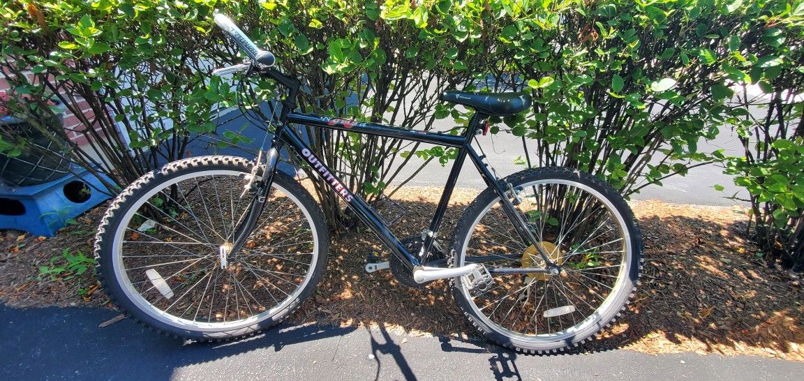 OUTFITTERS NOMAD HARDTAIL MOUNTAIN BIKE