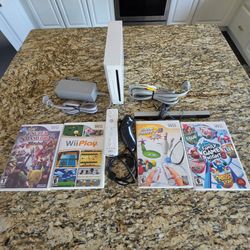 Nintendo Wii Bundle, Controller, Nunchuck, X4 Games - Super Smash Bros - Tested