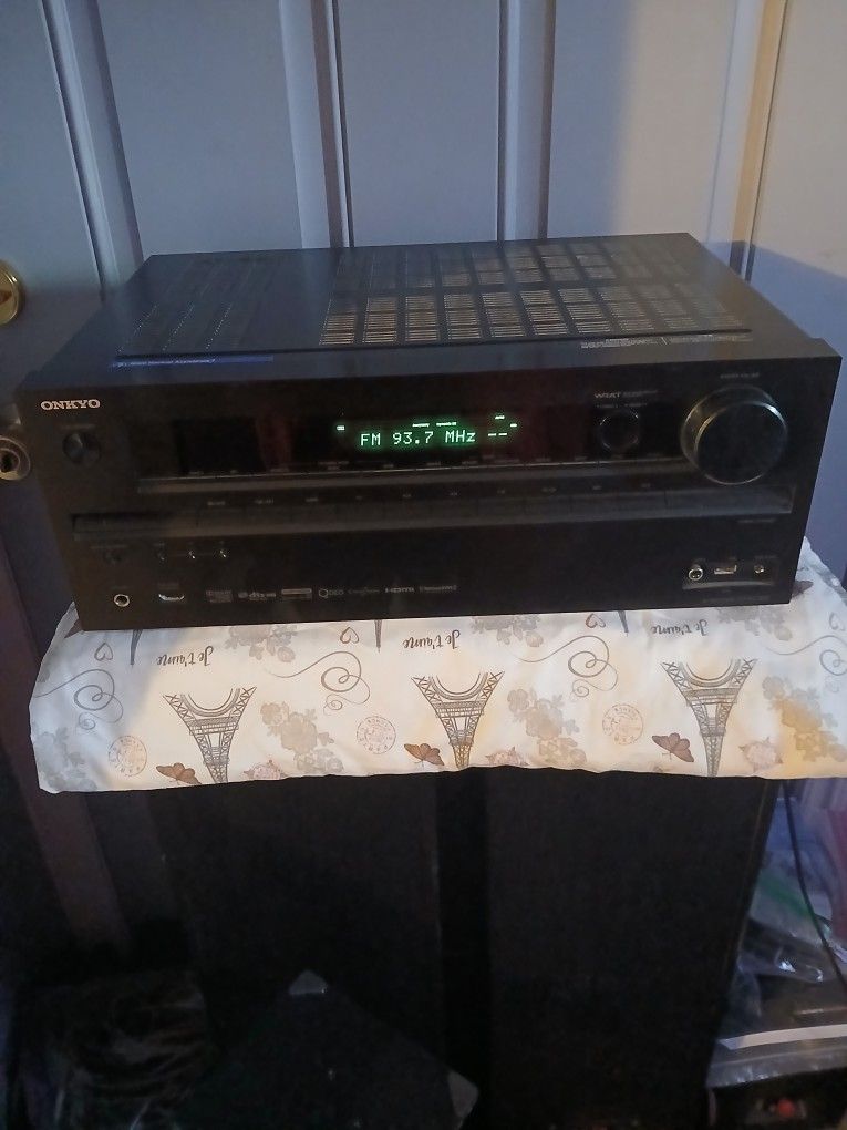 Onkyo Receiver With Remote Control And 2 Tower Speakers surround Speakers And A Center Speaker All $250