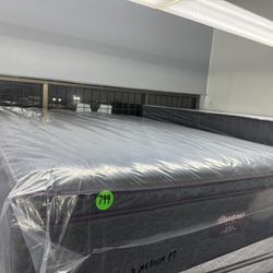 QUEEN SIZE SIMMONS BEAUTYREST WORLD CLASS LEVEL 3 (MEDIUM) PILLOW TOP MATTRESS & BOX SPRING BED SET