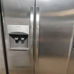 New Frigidaire 26 Cu Ft Side by Side Fridge