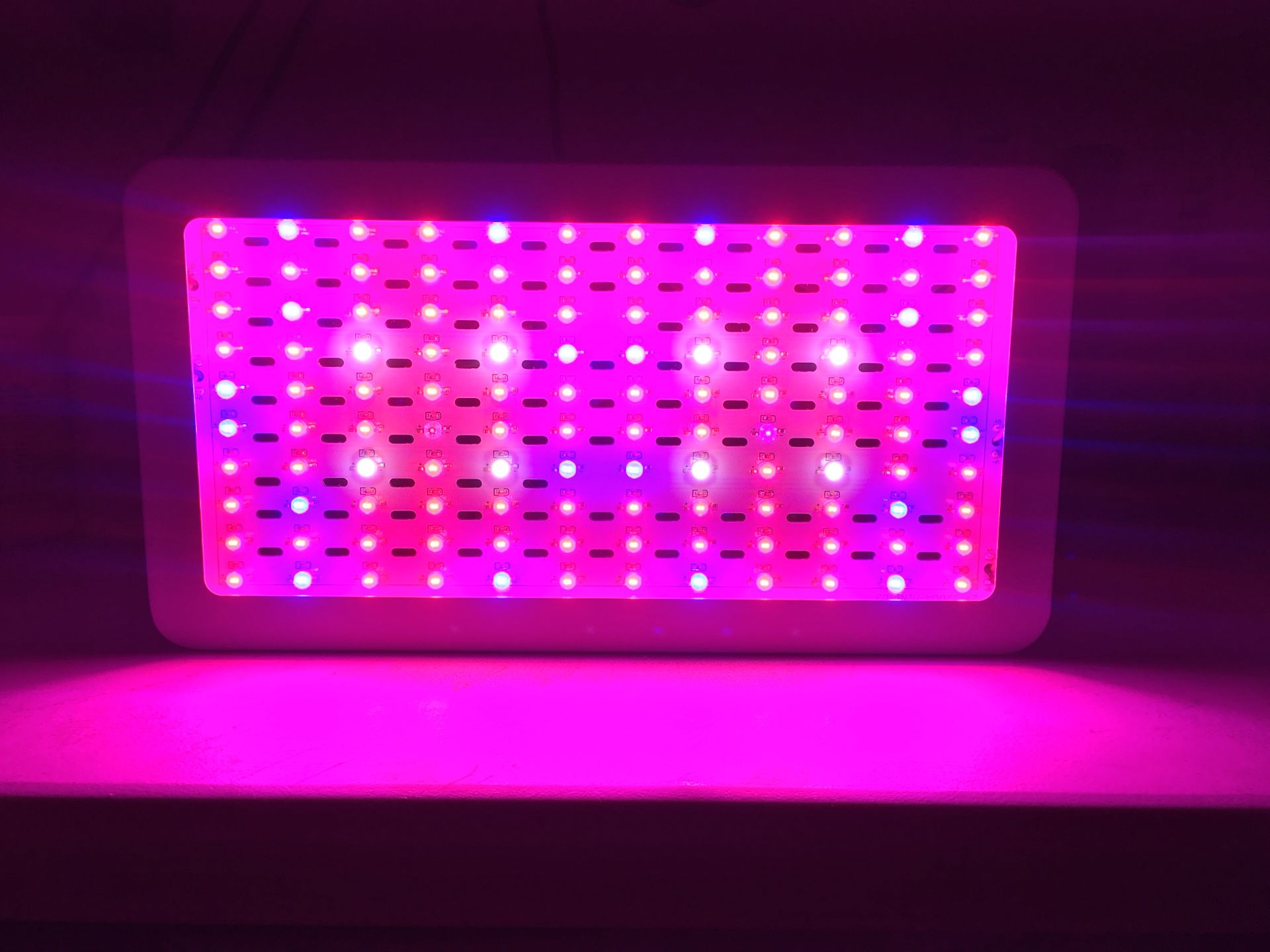1200w full spec led Grow light brand new. Includes adjustable light hanger. Other Grow equipment available: lec, cmh, tents, fans, carbon filters