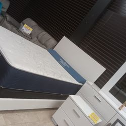 *Columbus Day Now*---Renaissance Charming White Queen/King Bed And Dresser/Mirror Sets---Starting At $699---Delivery And Easy Financing Available 👍 