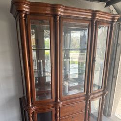 VINTAGE SOLID OAKWOOD CHINA CABINET — BEAUTIFUL DISPLAY PIECE