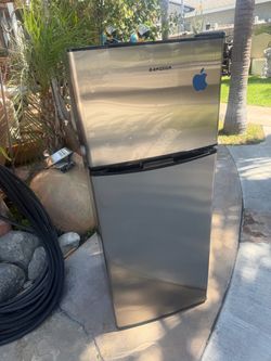 Mini refrigerator
